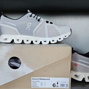 NWT On Cloud 5 Waterproof Sneakers Glacier White